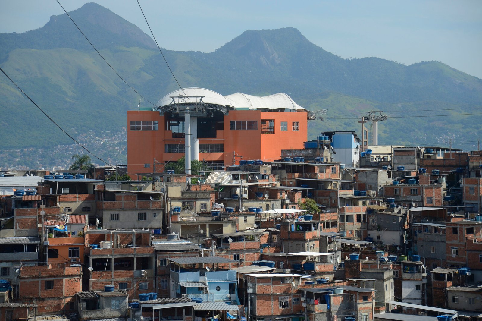 Vista do teleférico desativado, no Complexo do Alemão